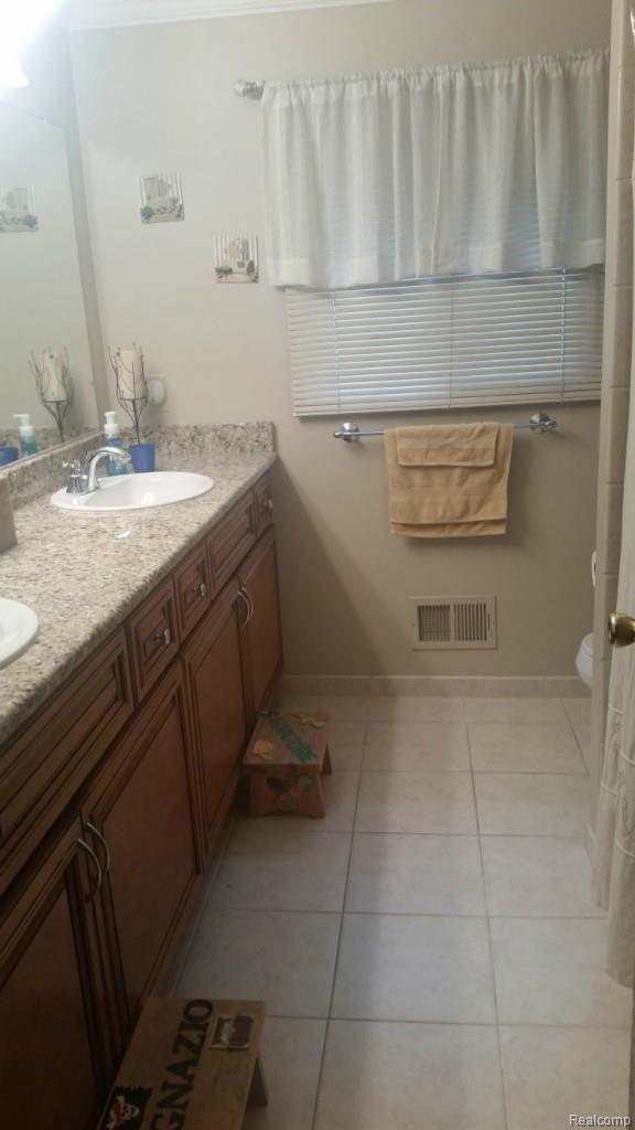 374 Lake Forest Road Rochester, MI 48309 - Photo 28 of 37 374 fam bath.jpg