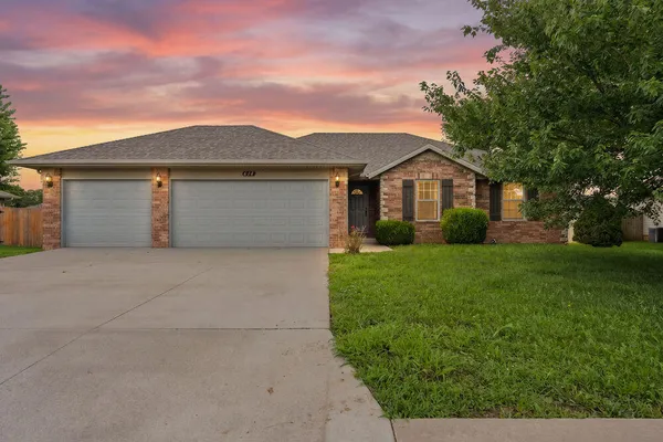 $279,900 | 614 South Ashton Avenue, Republic, MO 65738