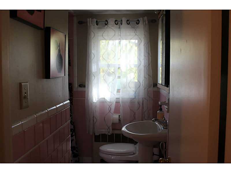 32 Haverford Road Warwick, RI 02886 - Photo 10 of 25 Bathroom.