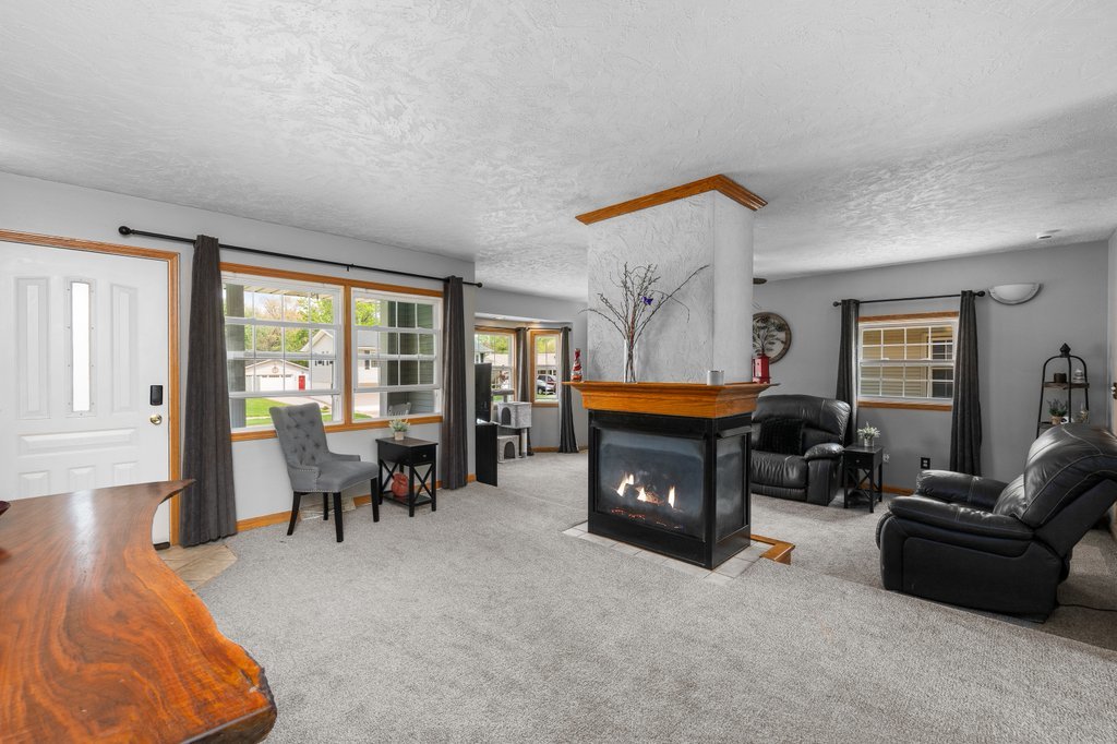 1418 19th Avenue Silvis, IL 61282 - Photo 4 of 38