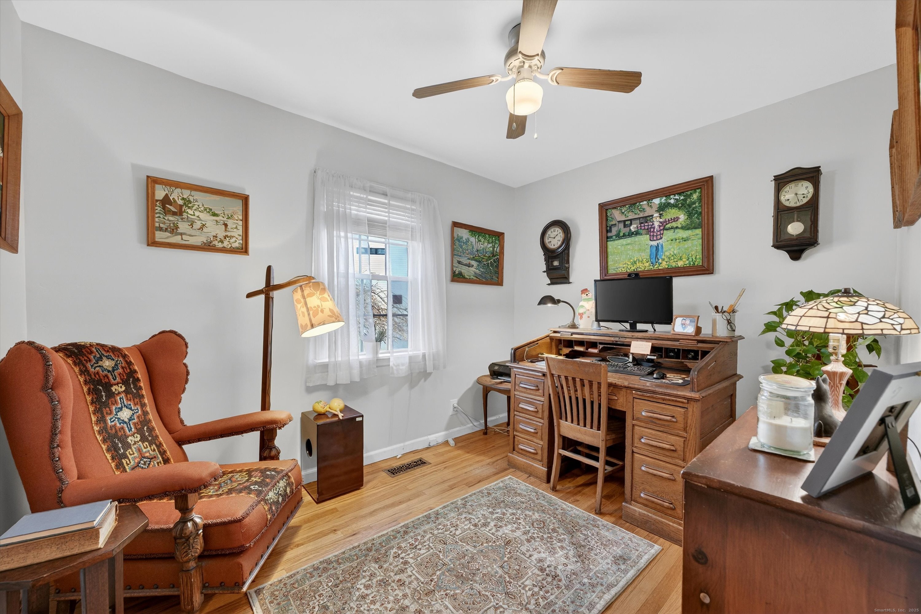246 Romanock Road Fairfield, CT 06825 - Photo 13 of 37 a living room with furniture and a flat screen tv