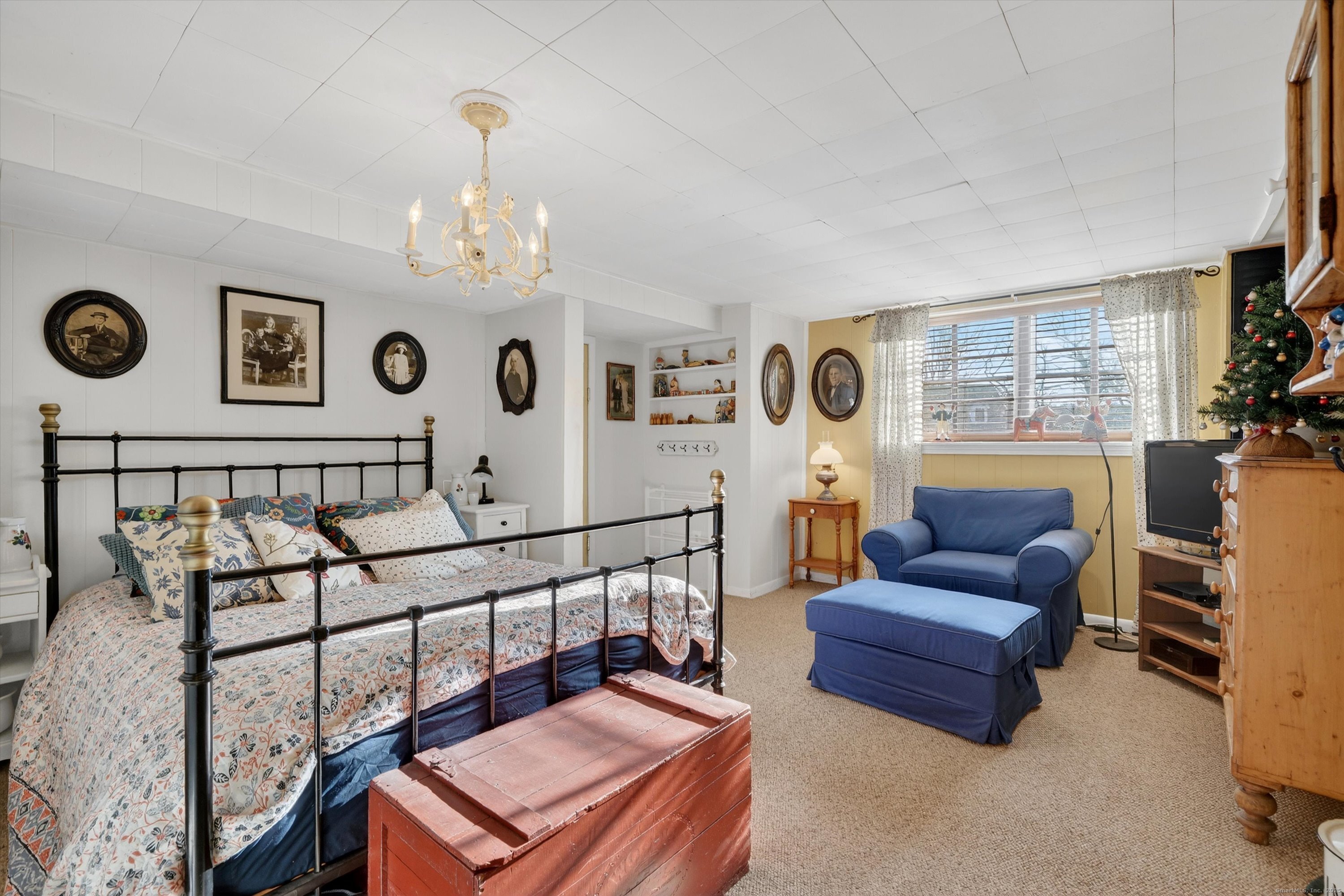 246 Romanock Road Fairfield, CT 06825 - Photo 25 of 37 a living room with furniture