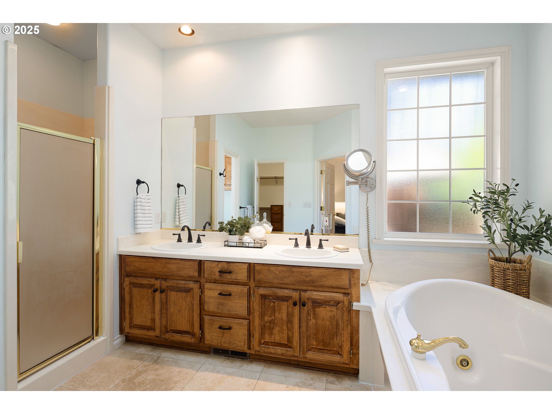 1468 Wimbledon Place Springfield, OR 97477 - Photo 14 of 47 a bathroom with a tub a sink and mirror