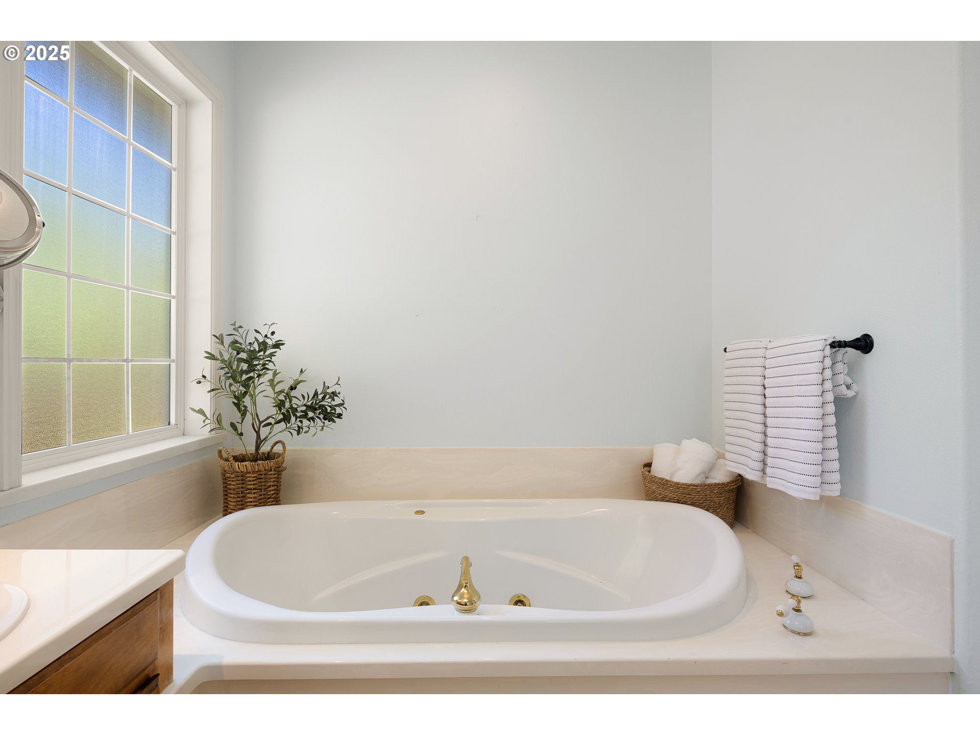 1468 Wimbledon Place Springfield, OR 97477 - Photo 15 of 47 a bathroom with a bathtub