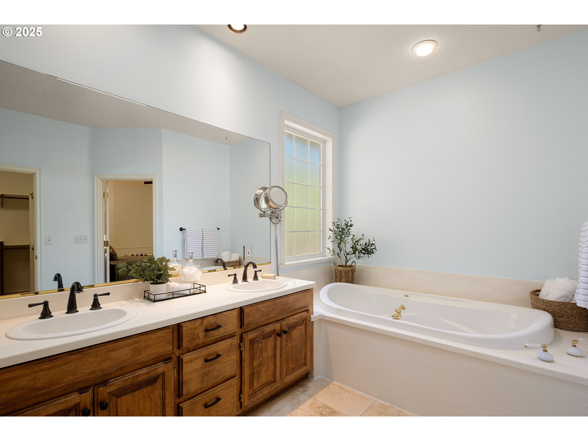 1468 Wimbledon Place Springfield, OR 97477 - Photo 16 of 47 a bathroom with a tub a sink double vanity and a mirror