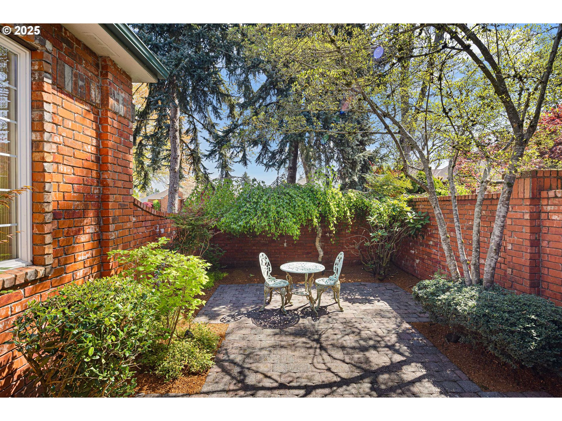 1468 Wimbledon Place Springfield, OR 97477 - Photo 22 of 47 a view of a bench in the garden