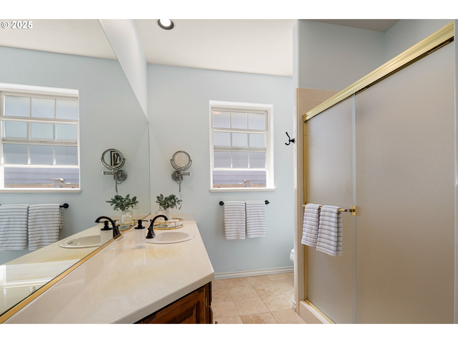1468 Wimbledon Place Springfield, OR 97477 - Photo 23 of 47 a bathroom with a sink and a mirror