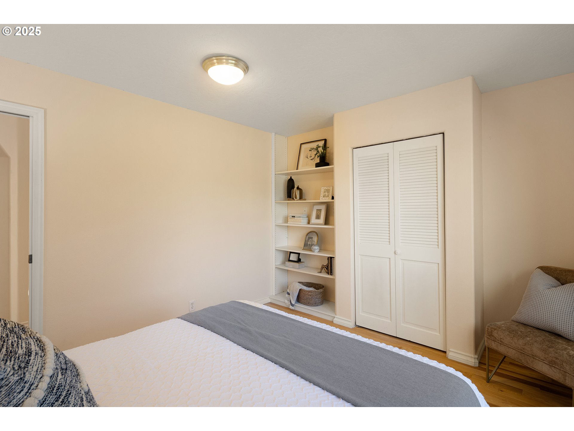 1468 Wimbledon Place Springfield, OR 97477 - Photo 25 of 47 a bedroom with a bed and closet