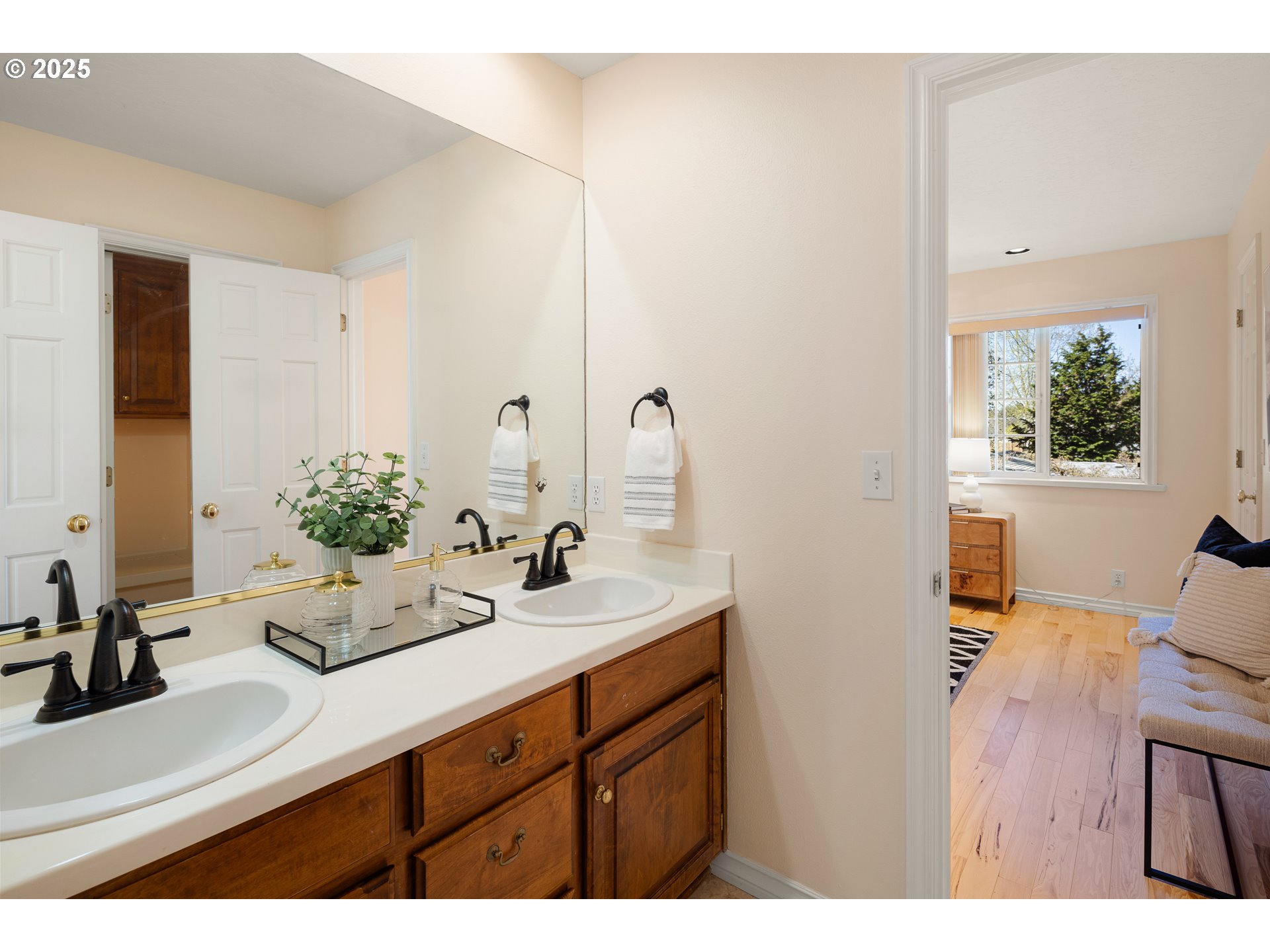 1468 Wimbledon Place Springfield, OR 97477 - Photo 27 of 47 a bathroom with a sink and a mirror