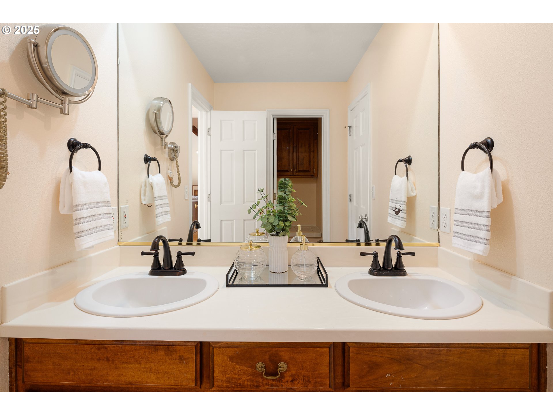 1468 Wimbledon Place Springfield, OR 97477 - Photo 28 of 47 a bathroom with a sink and a mirror