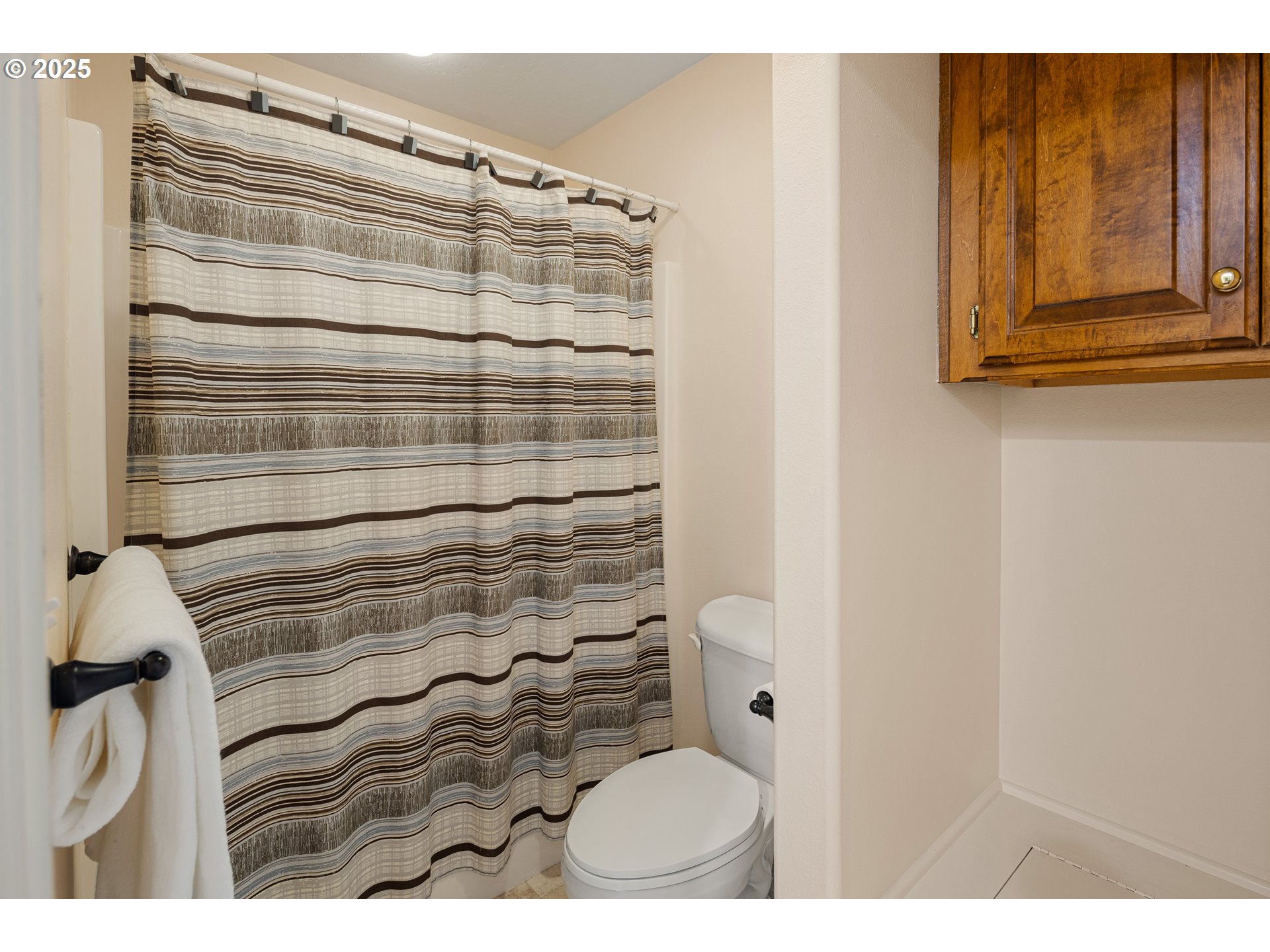 1468 Wimbledon Place Springfield, OR 97477 - Photo 29 of 47 a bathroom with a shower curtain