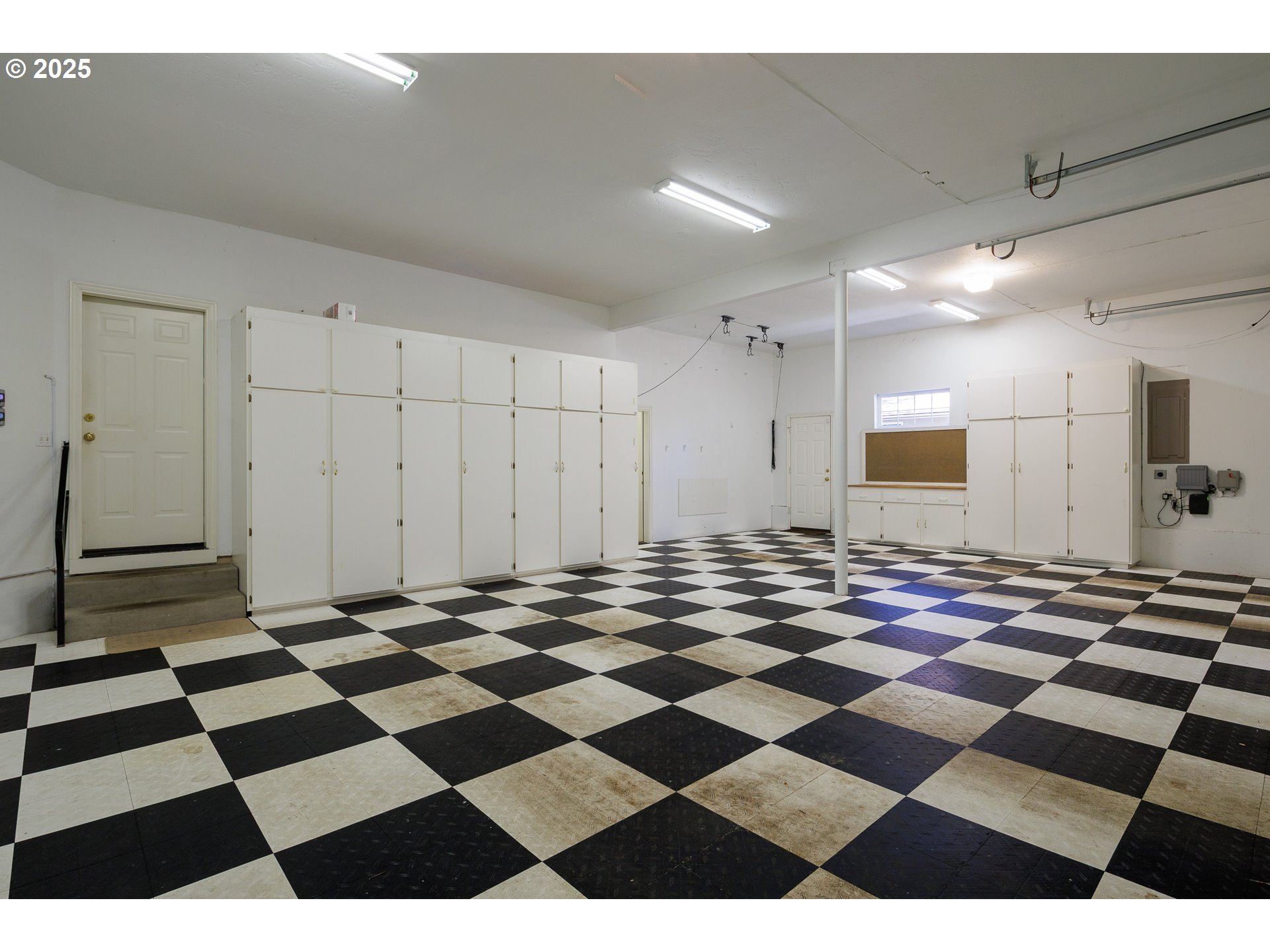 1468 Wimbledon Place Springfield, OR 97477 - Photo 41 of 47 a black and white checkered floor