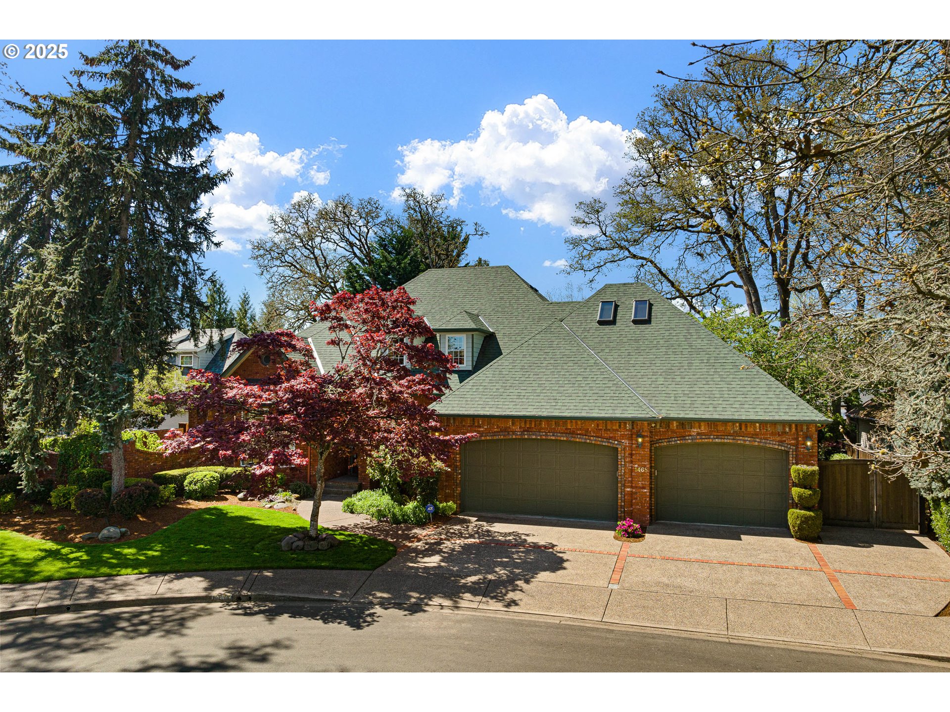 1468 Wimbledon Place Springfield, OR 97477 - Photo 43 of 47 a front view of a house with a yard and garage