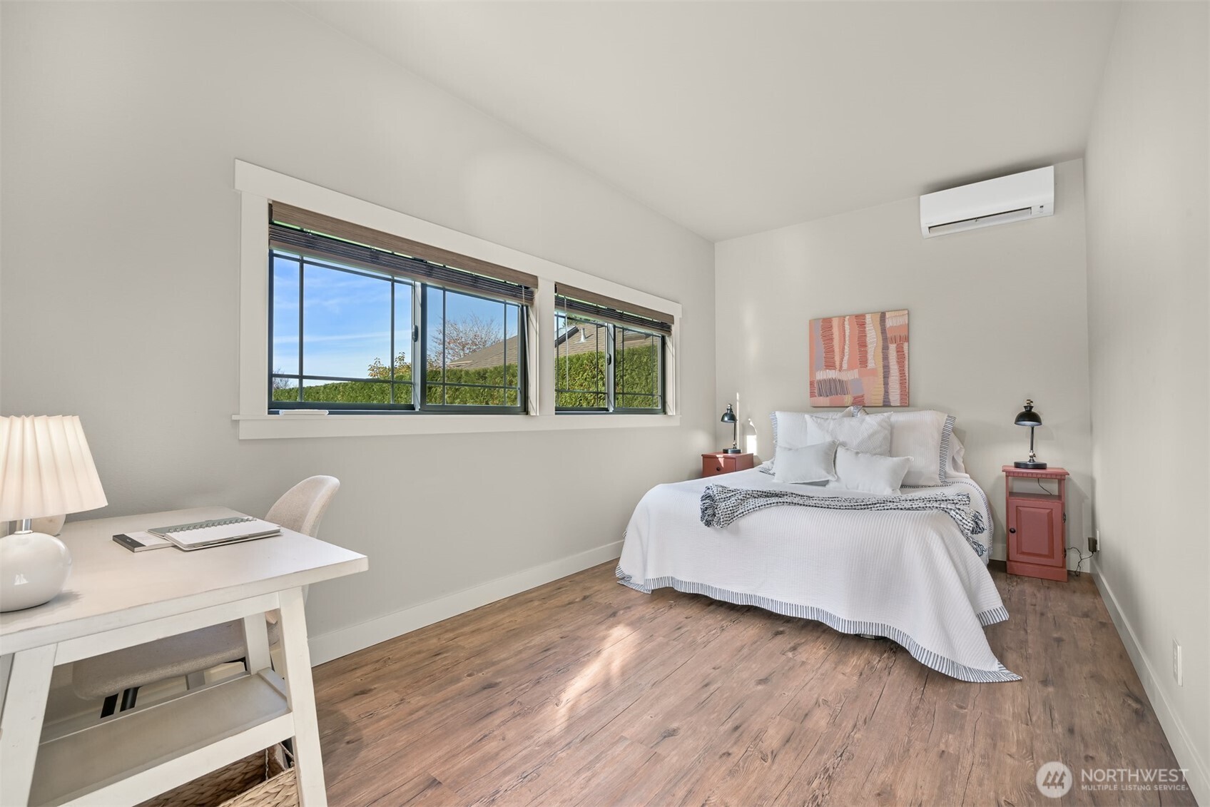 3187 North Shore Road Bellingham, WA 98226 - Photo 23 of 40 a room with a bed and a window