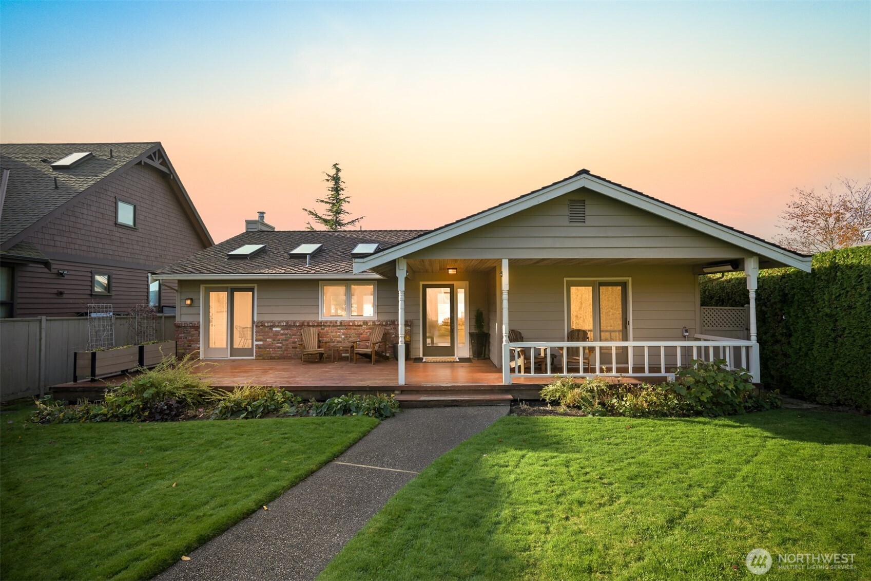 3187 North Shore Road Bellingham, WA 98226 - Photo 4 of 40 a front view of a house with a yard