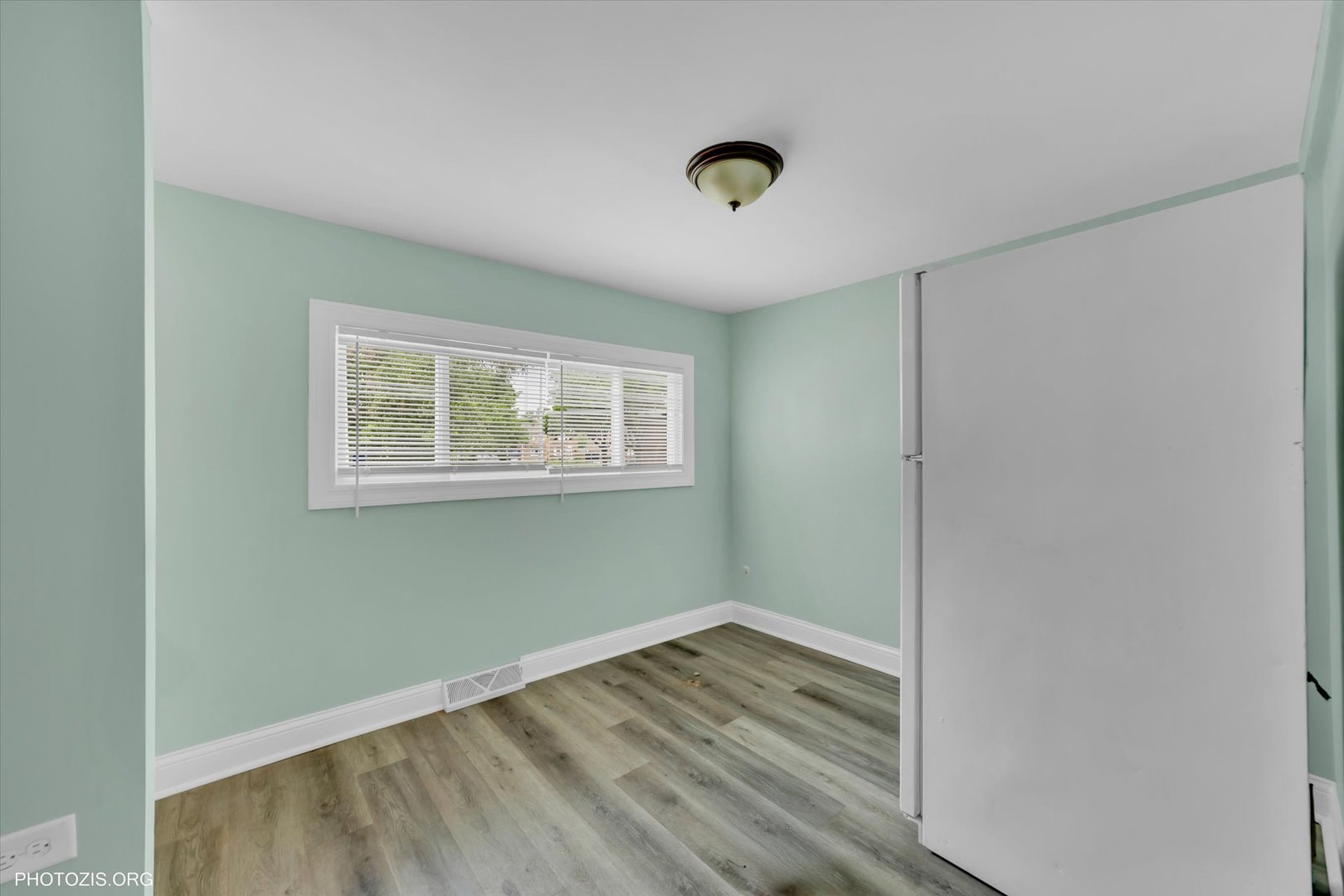 10002 South Torrence Avenue Chicago, IL 60617 - Photo 21 of 46 a view of empty room with wooden floor and fan
