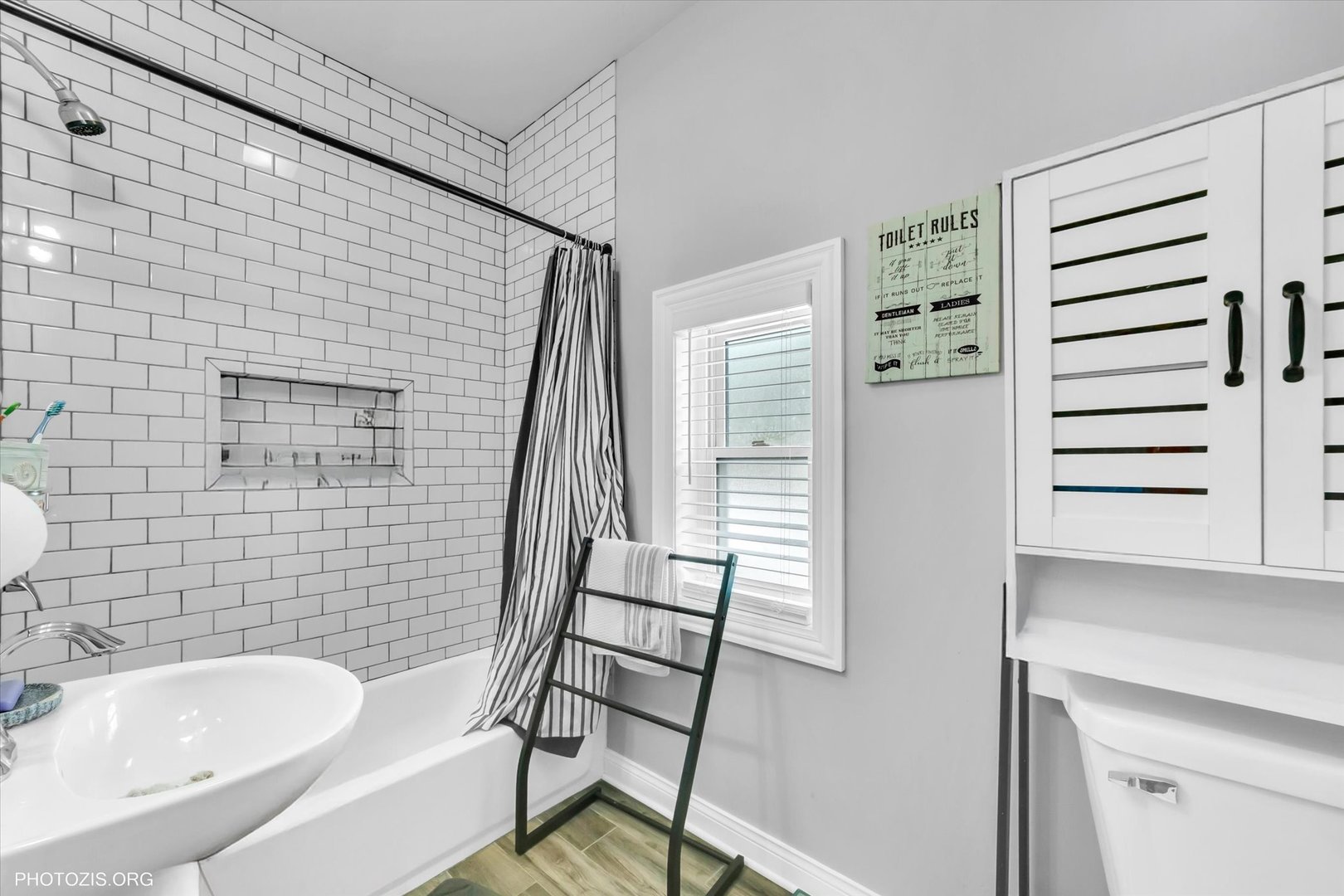 10002 South Torrence Avenue Chicago, IL 60617 - Photo 23 of 46 a bathroom with a sink and a bathtub