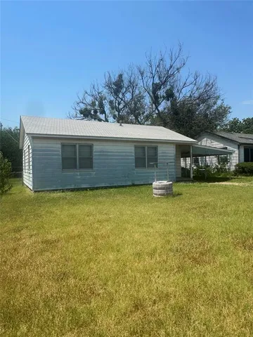 a view of a house with a backyard