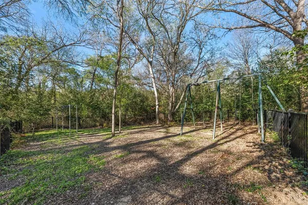 a view of a yard in front of house