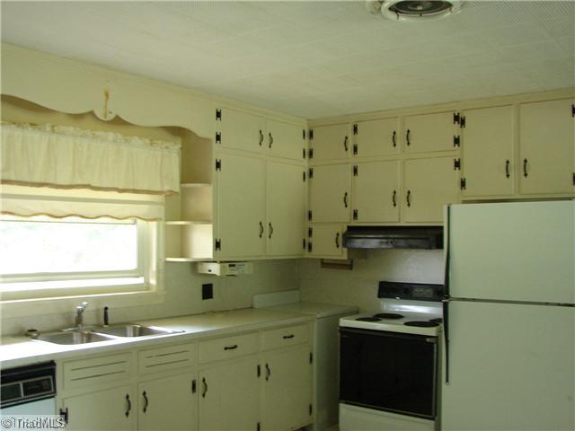 112 Poppy Road Madison, NC 27025 - Photo 3 of 9 Kitchen.