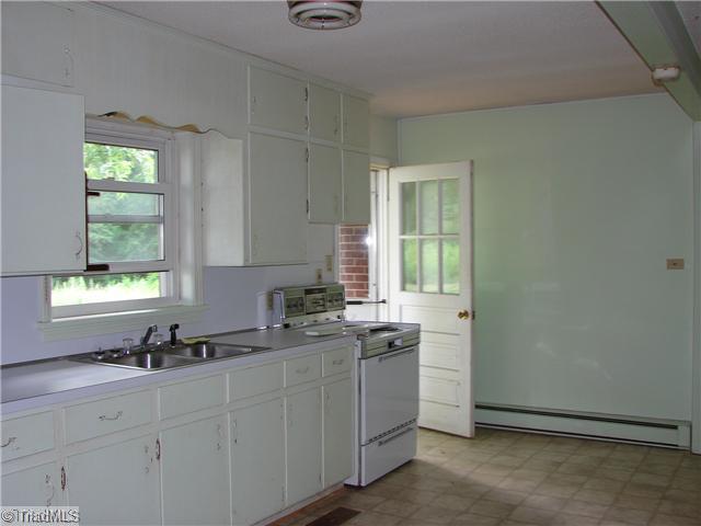 112 Poppy Road Madison, NC 27025 - Photo 4 of 9 Kitchen.