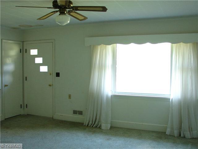 112 Poppy Road Madison, NC 27025 - Photo 5 of 9 Living Room.