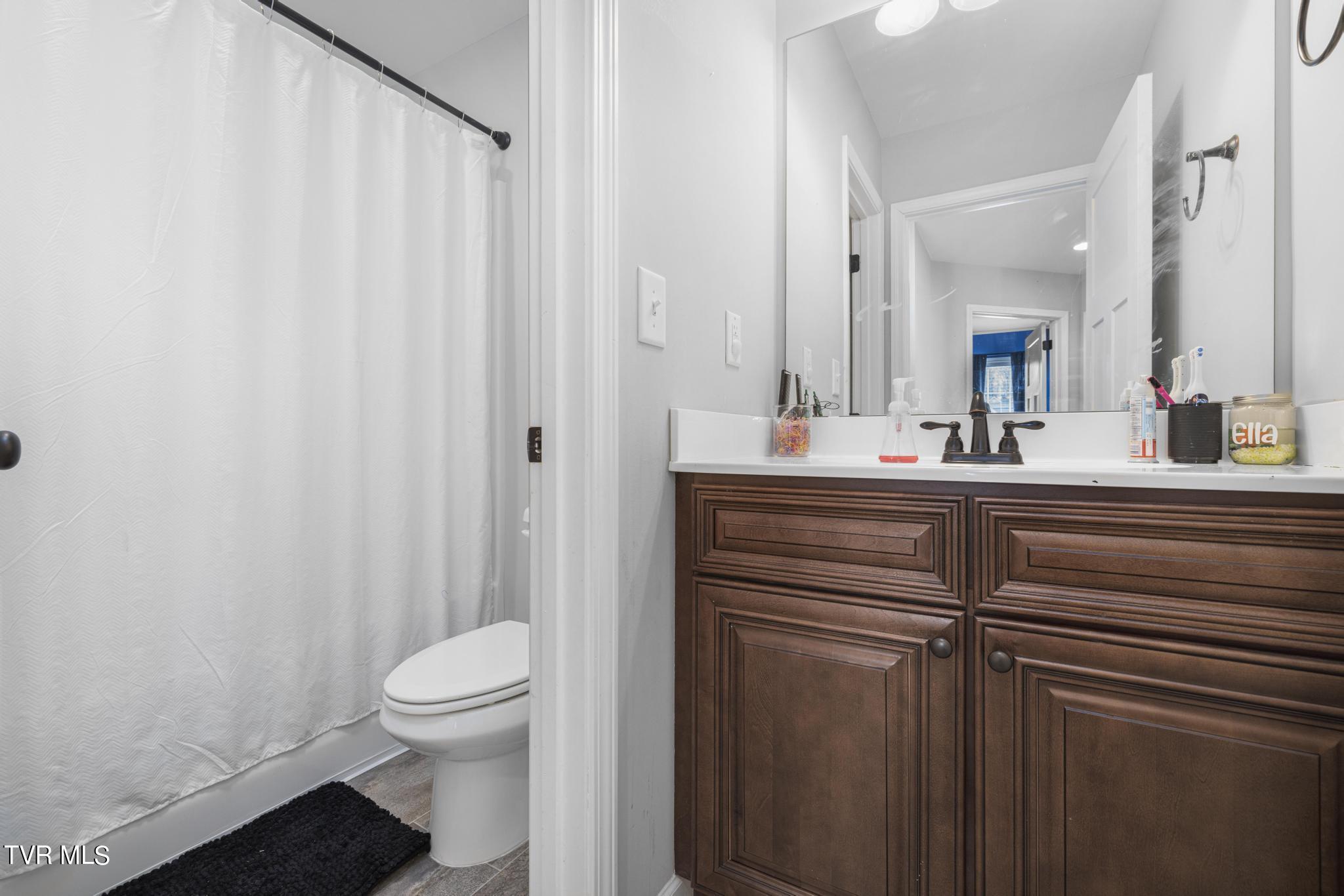 514 Suffolk Road Johnson City, TN 37615 - Photo 20 of 29 Full bathroom