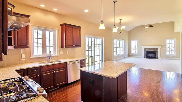 $769,900 | 14 Stone Crk Drive, East Greenbush, NY 12144