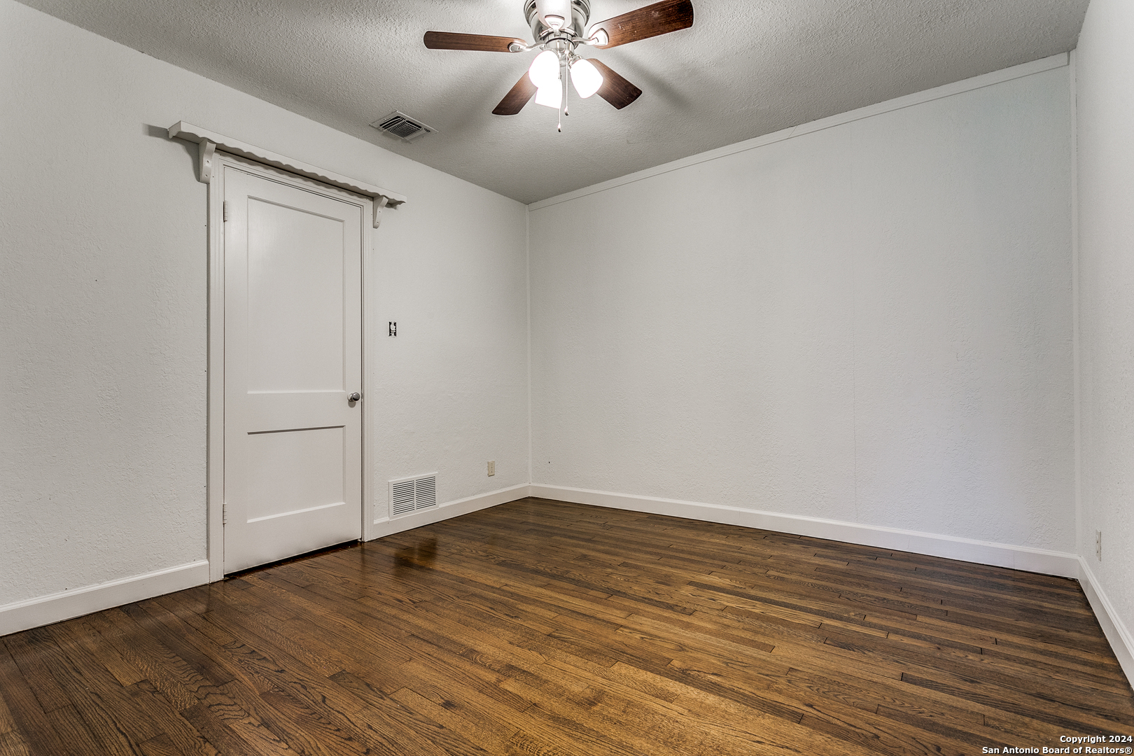 341 Tuttle Road Terrell Hills, TX 78209 - Photo 8 of 26