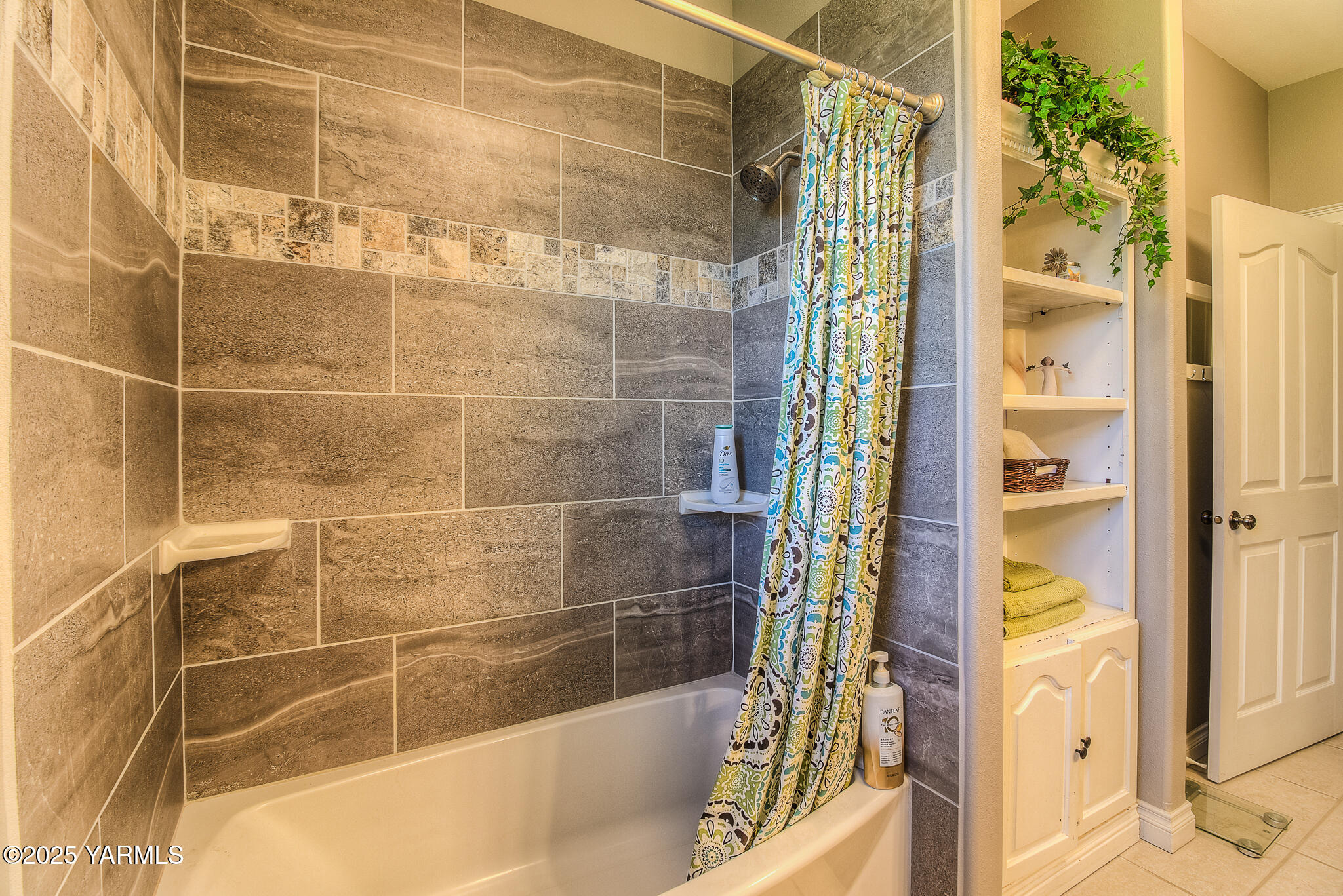 9806 Bittner Road Yakima, WA 98901 - Photo 27 of 53 Main Level Bathroom
