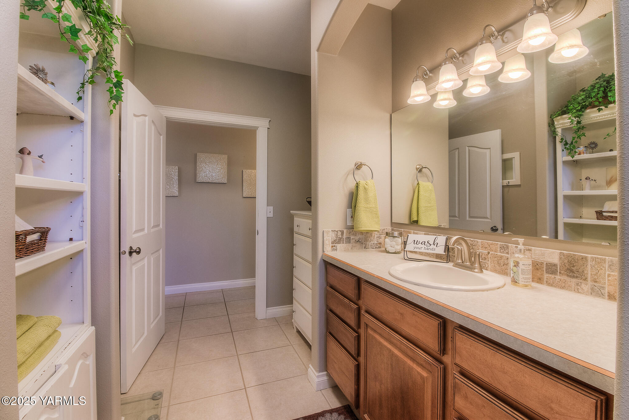 9806 Bittner Road Yakima, WA 98901 - Photo 28 of 53 Main Level Bathroom