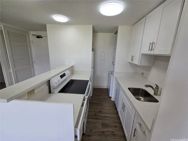 $3,000 | 320 Liliʻuokalani Avenue, Unit 2405, Honolulu, HI 96815