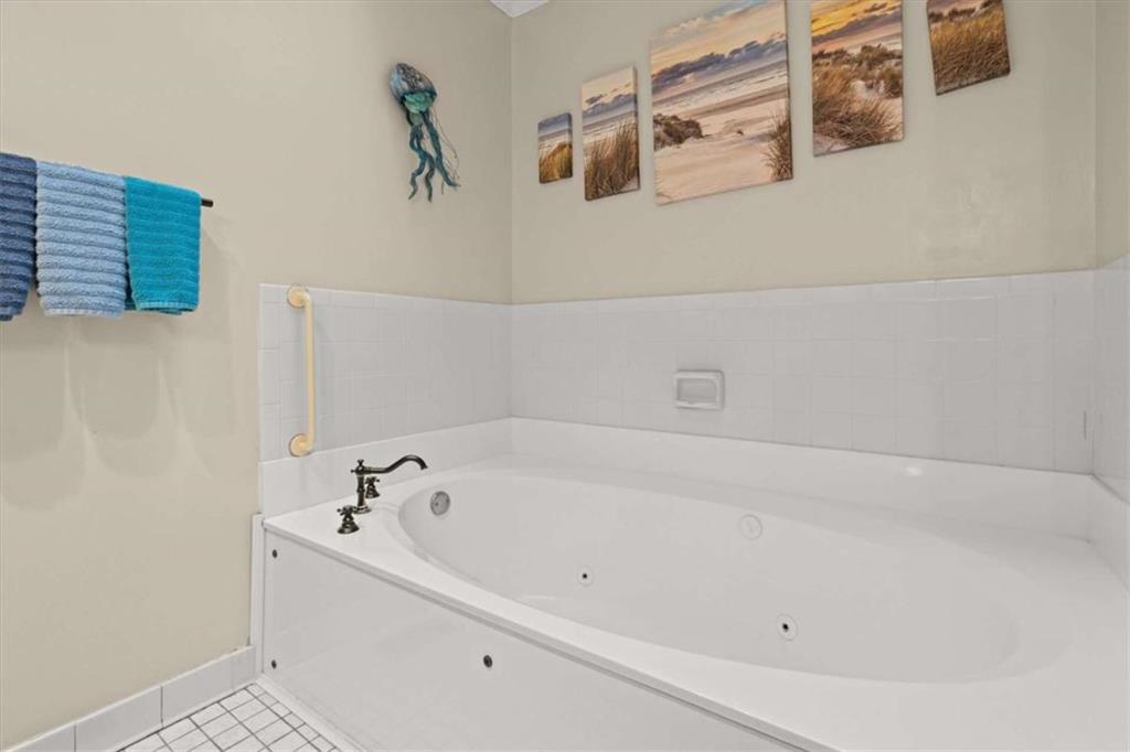 6058 Mt Zion Road Waco, GA 30182 - Photo 44 of 72 a bathroom with a bathtub