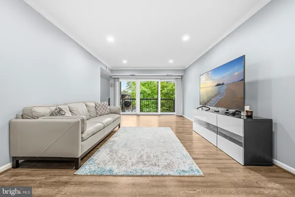 $375,000 | 9715 Kings Crown Court, Unit 201, Fairfax, VA 22031