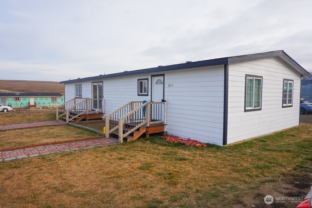35 West Hampton Road Othello, WA 99344 - Photo 2 of 24