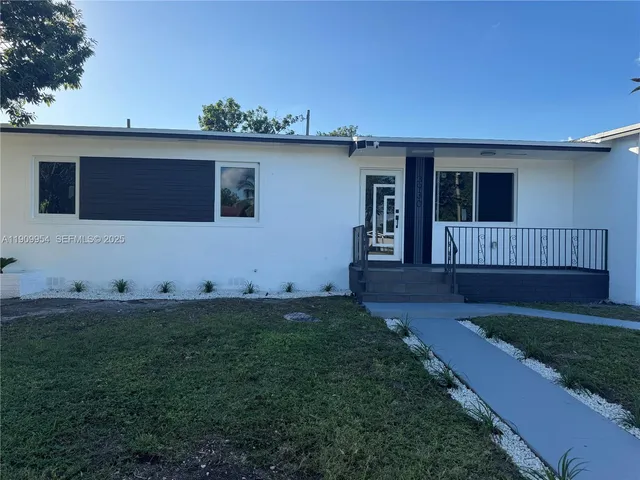 a view of an house with backyard and garden