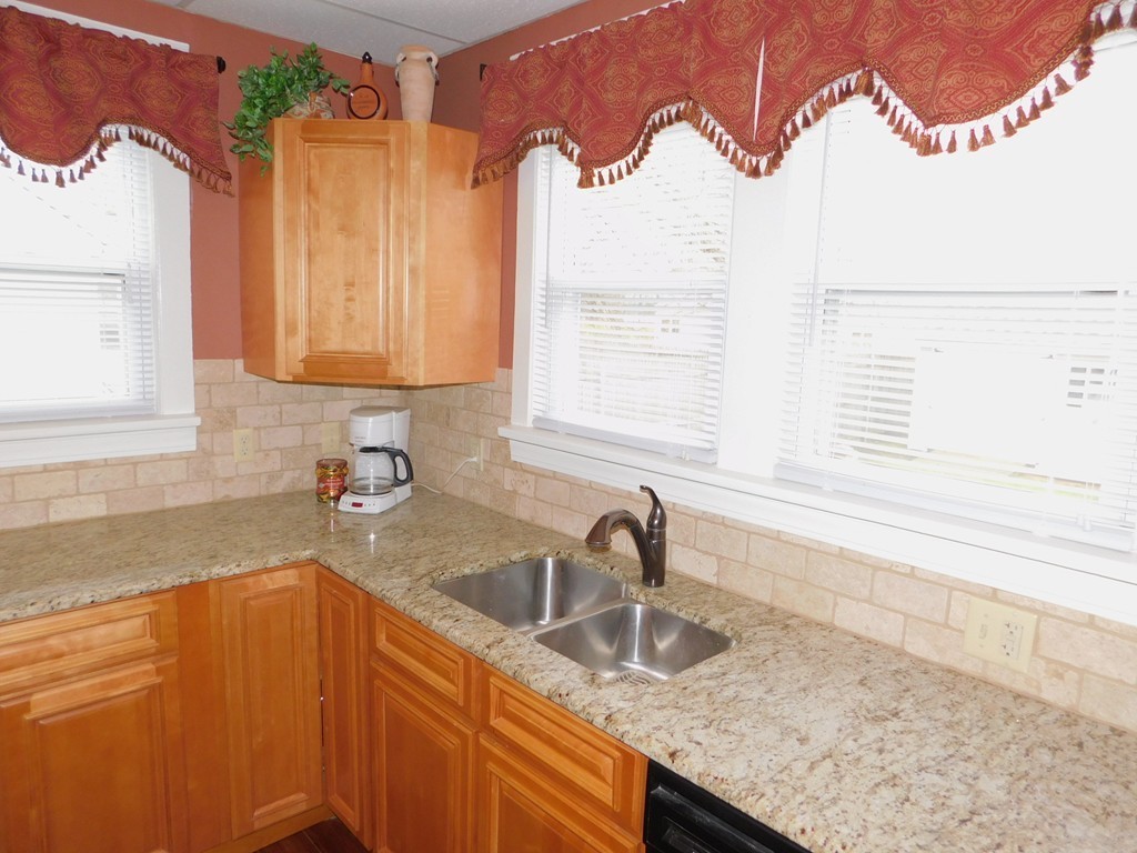 202 Edendale Street Springfield, MA 01104 - Photo 5 of 23 Gallery Image 5