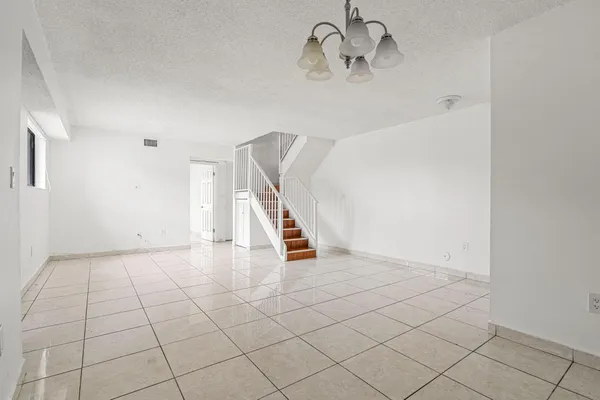 $2,700 | 1340 West 41st Street, Unit 101, Hialeah, FL 33012