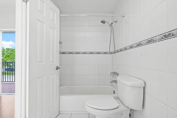 $2,700 | 1340 West 41st Street, Unit 101, Hialeah, FL 33012