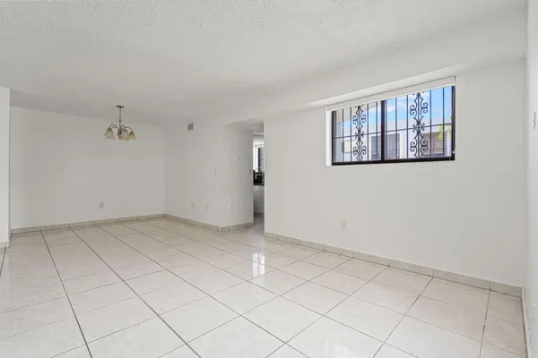 $2,700 | 1340 West 41st Street, Unit 101, Hialeah, FL 33012