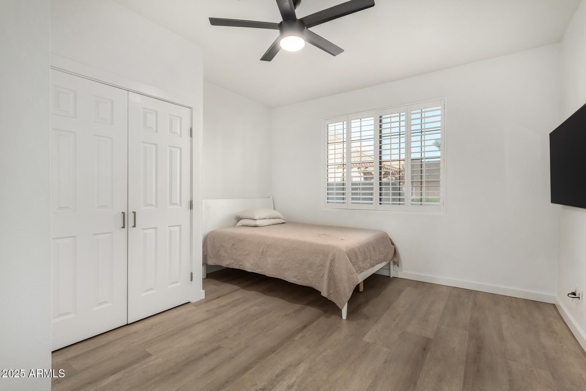 7955 East Chaparral Road, Unit 122 Scottsdale, AZ 85250 - Photo 17 of 29 a bedroom with a bed and a flat screen tv