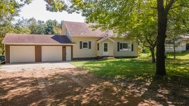 $314,900 | E2059 North Westgate Acres Road, Waupaca, WI 54981