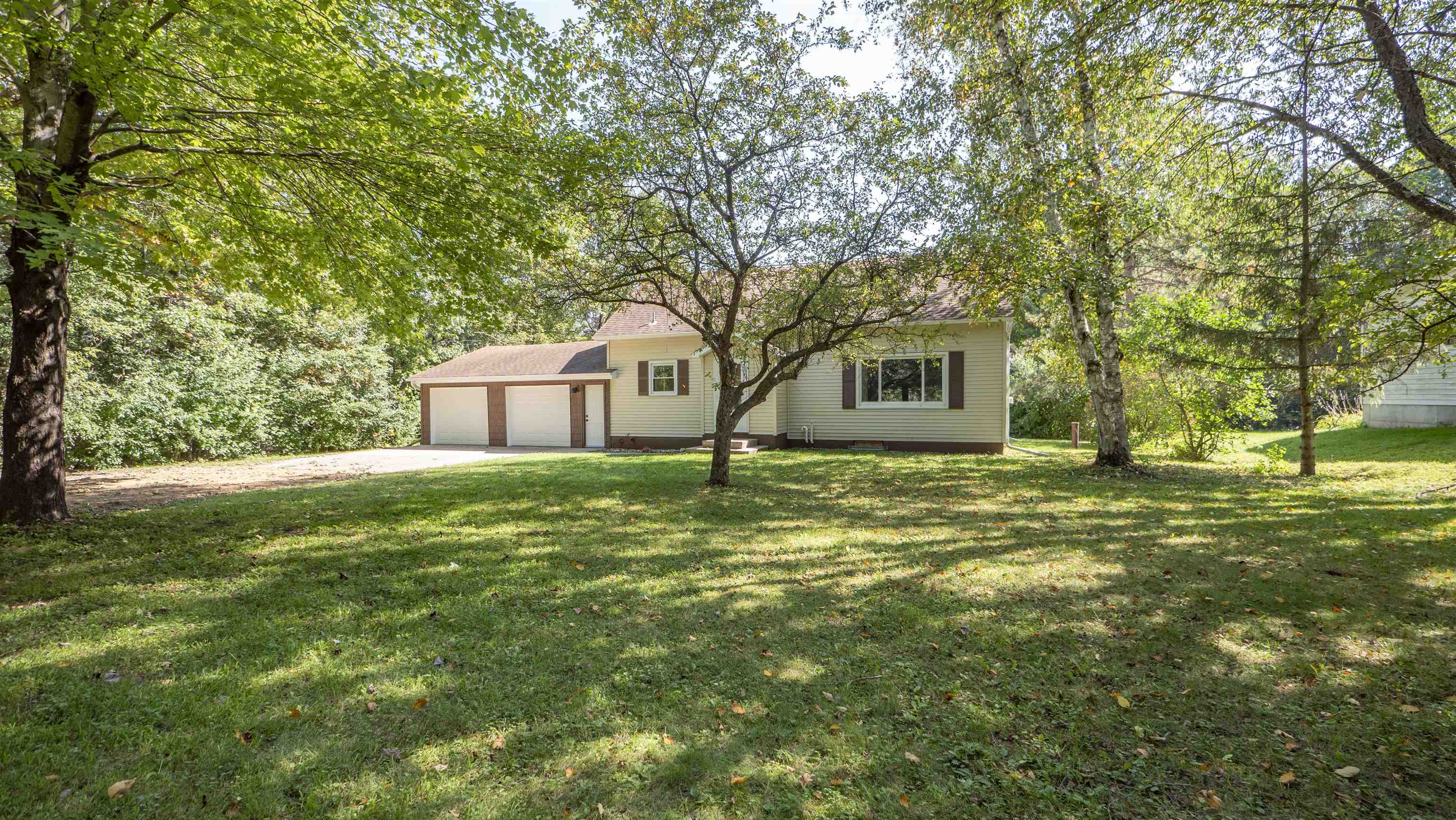 E2059 North Westgate Acres Road Waupaca, WI 54981 - Photo 3 of 36