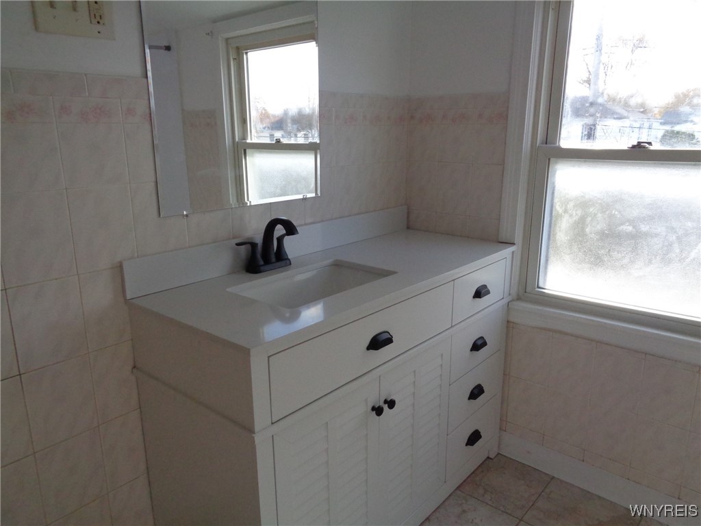 132 June Road Tonawanda, NY 14217 - Photo 27 of 44 Upstairs full bath