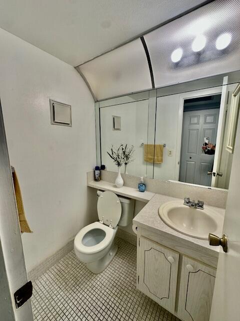 30 Suffolk A Boca Raton, FL 33434 - Photo 8 of 34 1/2 Bathroom