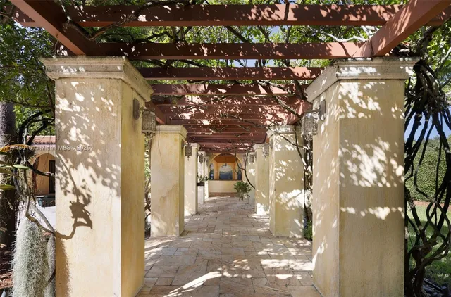 $6,500,000 | 9940 West Suburban Drive, Pinecrest, FL 33156