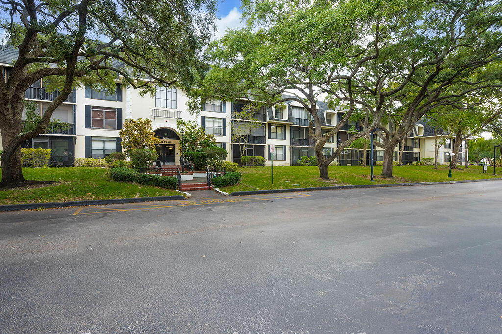 3680 Inverrary Drive, Unit 1V Lauderhill, FL 33319 - Photo 26 of 35 3680InverraryLnDrapt1V.Lauderhill-26
