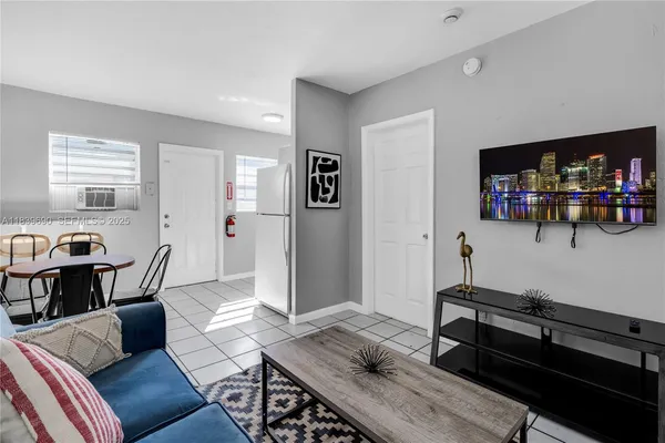 $1,800 | 105 Southwest 5th Court, Unit 2, Dania Beach, FL 33004