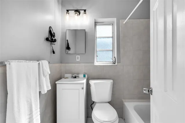 $1,800 | 105 Southwest 5th Court, Unit 2, Dania Beach, FL 33004