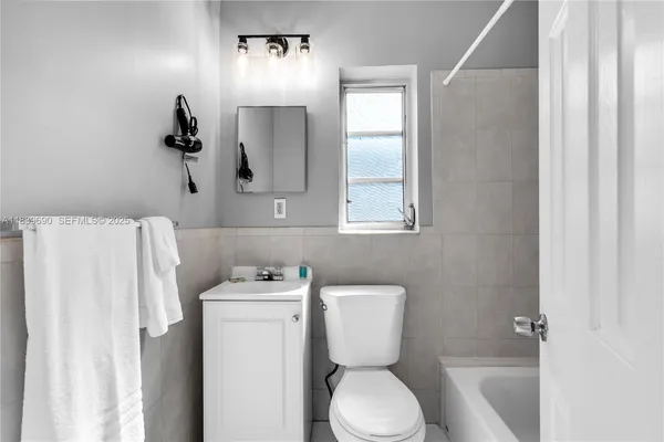 $1,800 | 105 Southwest 5th Court, Unit 2, Dania Beach, FL 33004